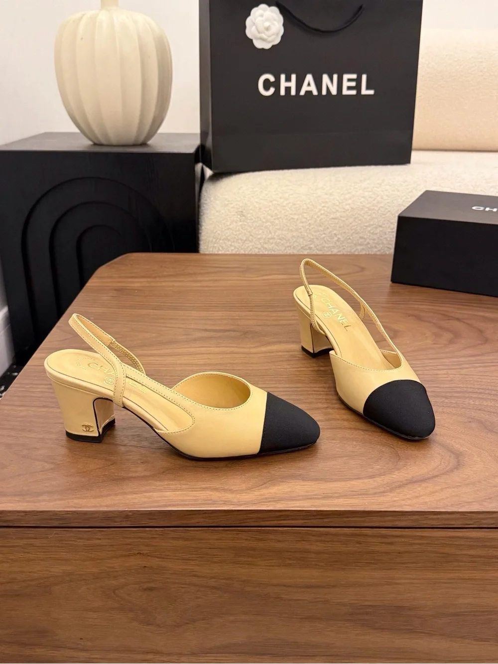 CHANEL elegant slingback